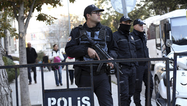 Türkiyədə bələdiyyə binasına hücum edildi